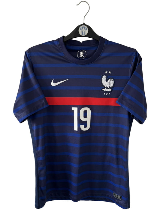 Maillot de foot vintage domicile bleu de l'équipe de france 2020/2021. On peut retrouver l'équipementier Nike. Le maillot est floqué du numéro 19 Karim Benzema. Il s'agit d'un maillot authentique d'époque.