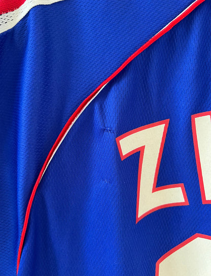 Maillot foot vintage domicile equipe de france 1998 bleu blanc et rouge. On peut retrouver l'équipementier adidas. Il s'agit d'un maillot authentique d'époque. Le maillot est floqué du numéro 10 Zinedine Zidane