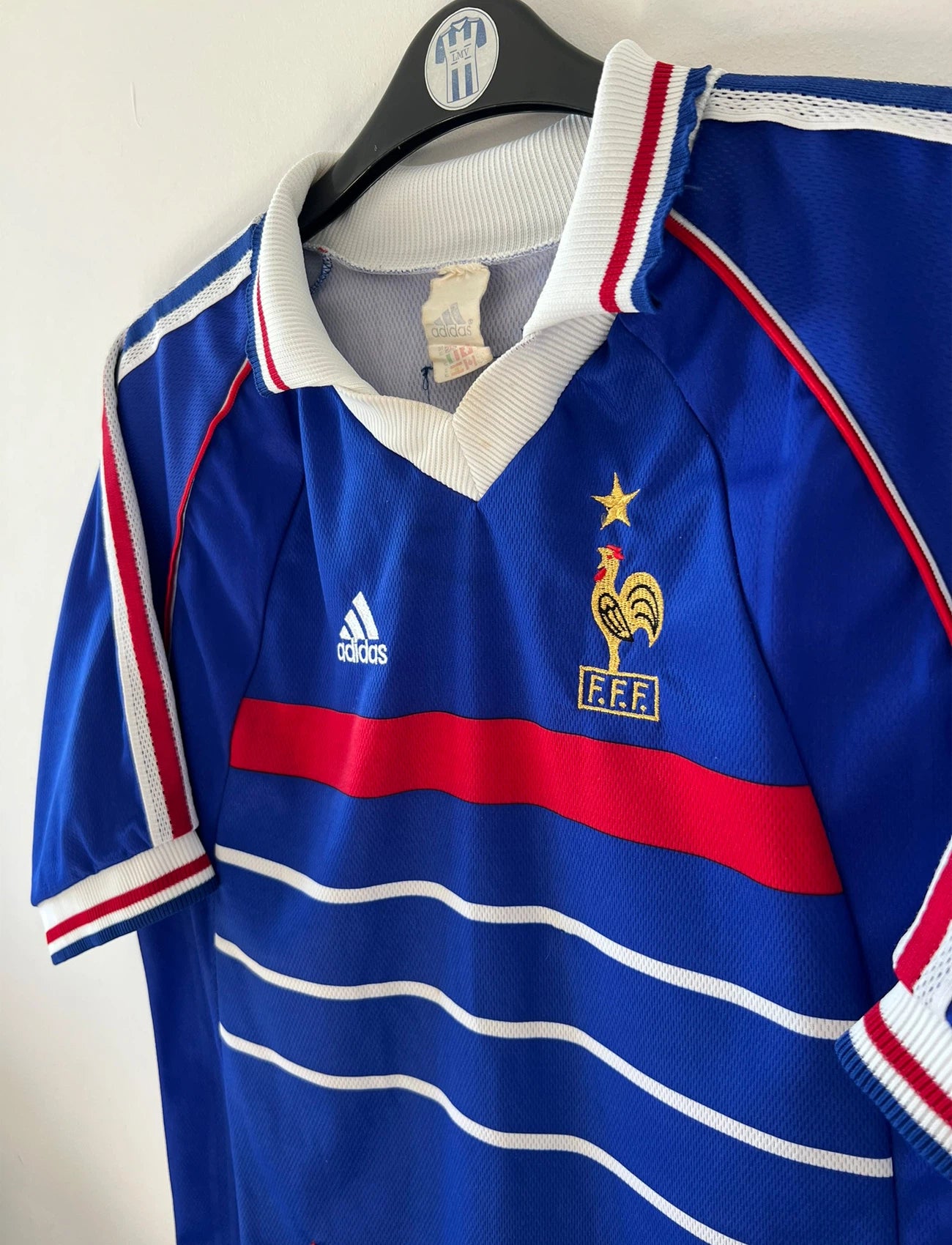 Maillot foot vintage domicile equipe de france 1998 bleu blanc et rouge. On peut retrouver l'équipementier adidas. Il s'agit d'un maillot authentique d'époque. Le maillot est floqué du numéro 10 Zinedine Zidane