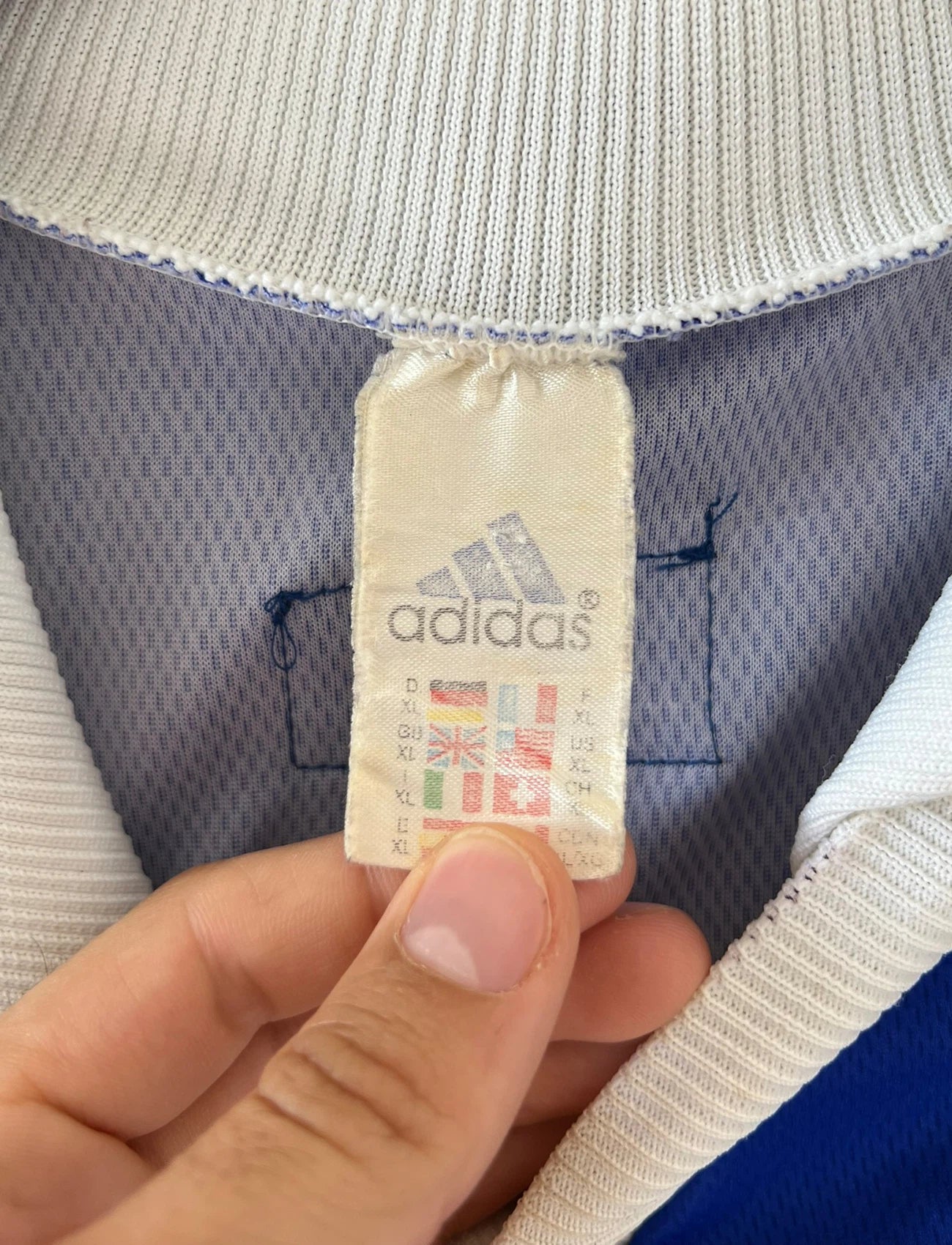Maillot foot vintage domicile equipe de france 1998 bleu blanc et rouge. On peut retrouver l'équipementier adidas. Il s'agit d'un maillot authentique d'époque. Le maillot est floqué du numéro 10 Zinedine Zidane