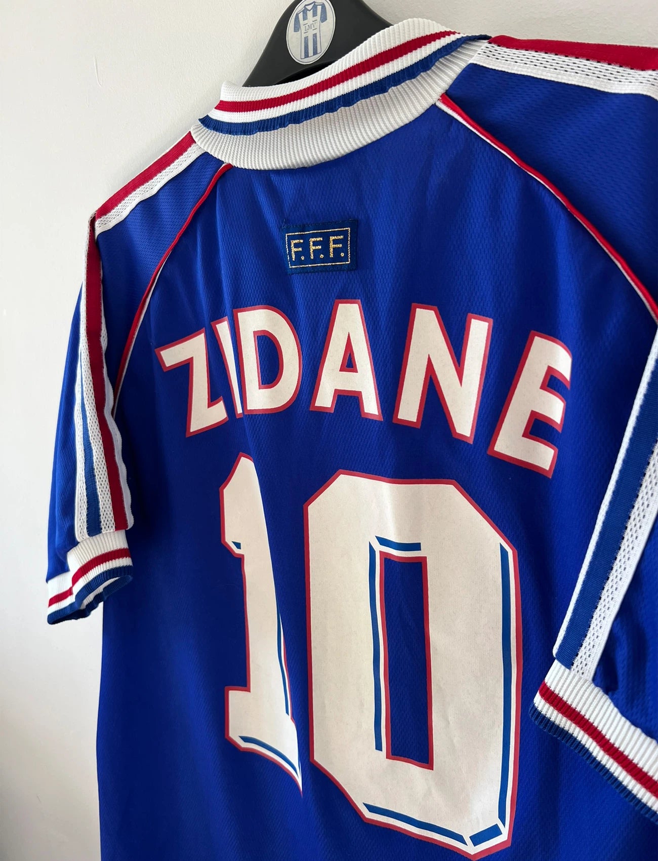 Maillot foot vintage domicile equipe de france 1998 bleu blanc et rouge. On peut retrouver l'équipementier adidas. Il s'agit d'un maillot authentique d'époque. Le maillot est floqué du numéro 10 Zinedine Zidane
