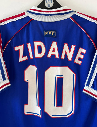 Maillot foot vintage domicile equipe de france 1998 bleu blanc et rouge. On peut retrouver l'équipementier adidas. Il s'agit d'un maillot authentique d'époque. Le maillot est floqué du numéro 10 Zinedine Zidane