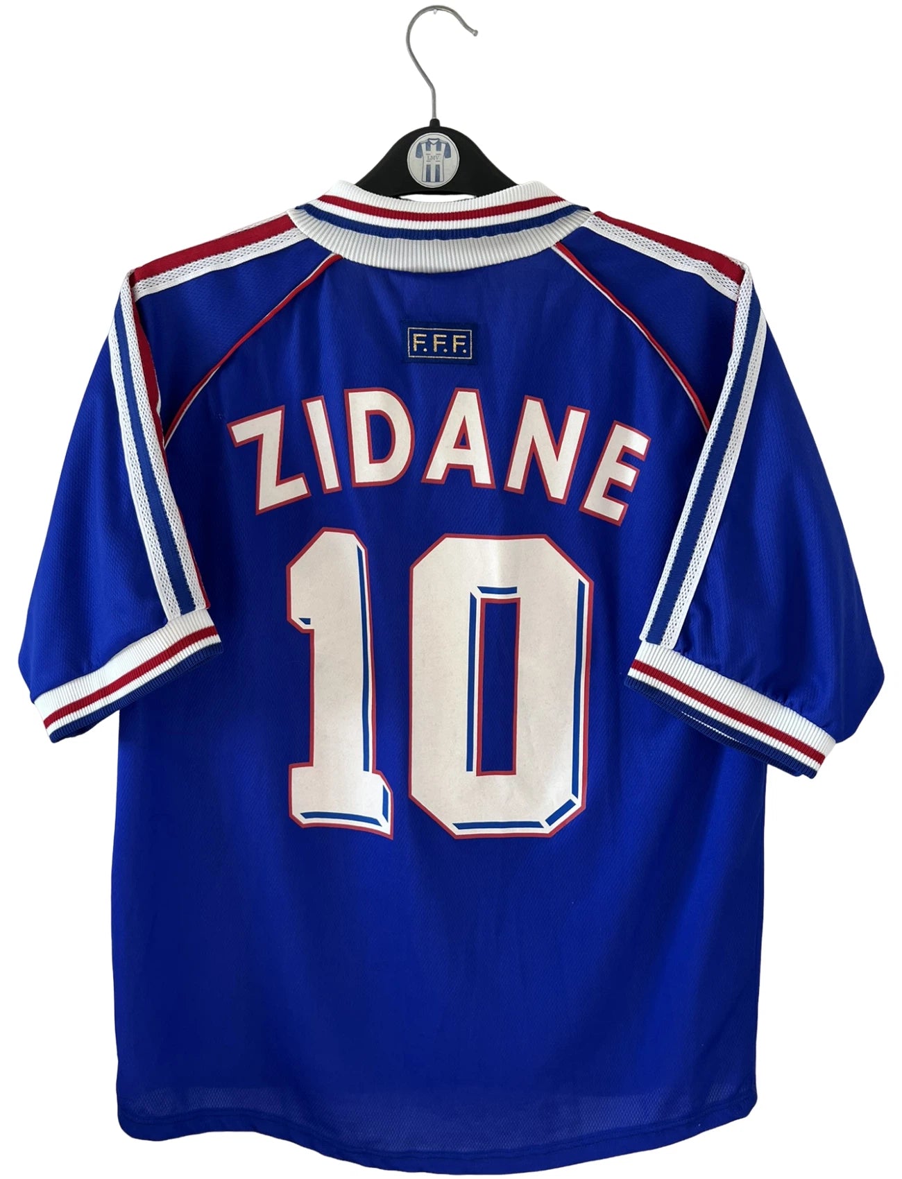 Maillot foot vintage domicile equipe de france 1998 bleu blanc et rouge. On peut retrouver l'équipementier adidas. Il s'agit d'un maillot authentique d'époque. Le maillot est floqué du numéro 10 Zinedine Zidane