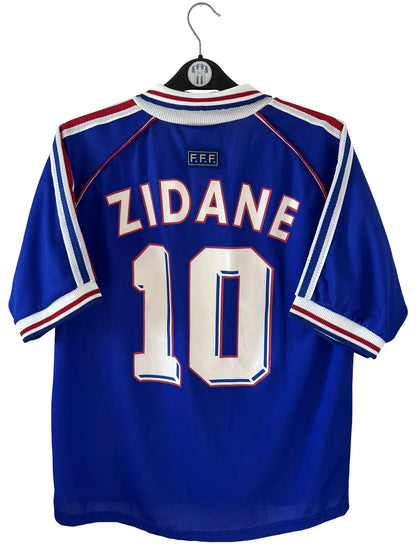 Maillot foot vintage domicile equipe de france 1998 bleu blanc et rouge. On peut retrouver l'équipementier adidas. Il s'agit d'un maillot authentique d'époque. Le maillot est floqué du numéro 10 Zinedine Zidane