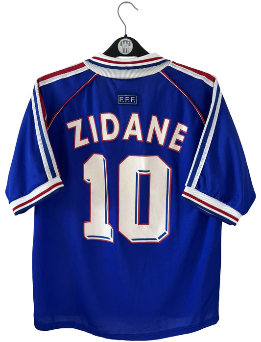 Maillot foot vintage domicile equipe de france 1998 bleu blanc et rouge. On peut retrouver l'équipementier adidas. Il s'agit d'un maillot authentique d'époque. Le maillot est floqué du numéro 10 Zinedine Zidane