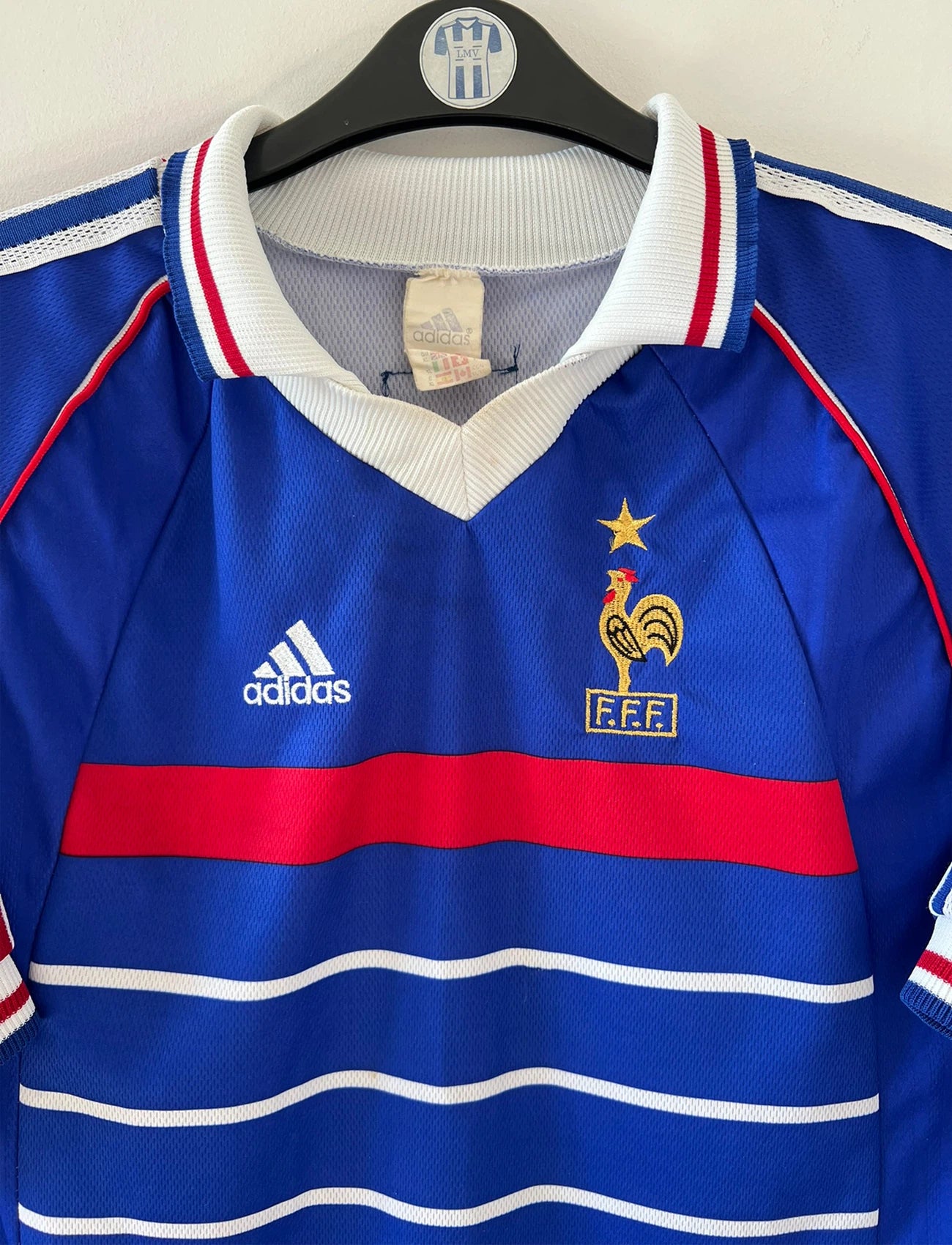 Maillot foot vintage domicile equipe de france 1998 bleu blanc et rouge. On peut retrouver l'équipementier adidas. Il s'agit d'un maillot authentique d'époque. Le maillot est floqué du numéro 10 Zinedine Zidane