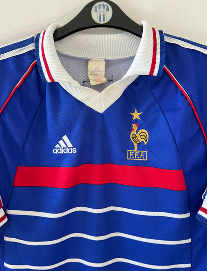 Maillot foot vintage domicile equipe de france 1998 bleu blanc et rouge. On peut retrouver l'équipementier adidas. Il s'agit d'un maillot authentique d'époque. Le maillot est floqué du numéro 10 Zinedine Zidane