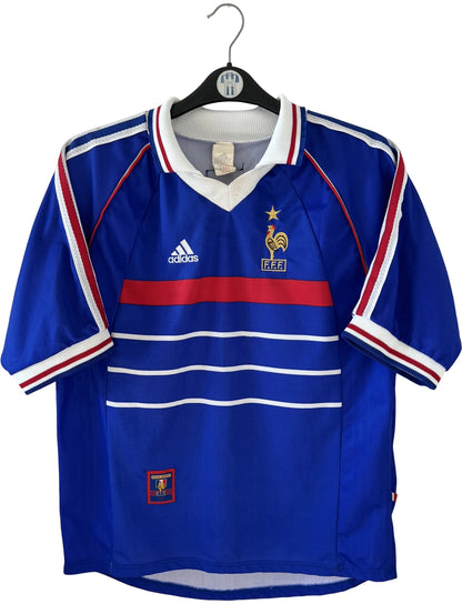 Maillot foot vintage domicile equipe de france 1998 bleu blanc et rouge. On peut retrouver l'équipementier adidas. Il s'agit d'un maillot authentique d'époque. Le maillot est floqué du numéro 10 Zinedine Zidane