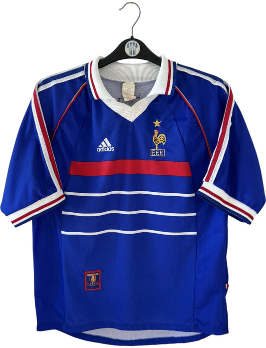 Maillot foot vintage domicile equipe de france 1998 bleu blanc et rouge. On peut retrouver l'équipementier adidas. Il s'agit d'un maillot authentique d'époque. Le maillot est floqué du numéro 10 Zinedine Zidane