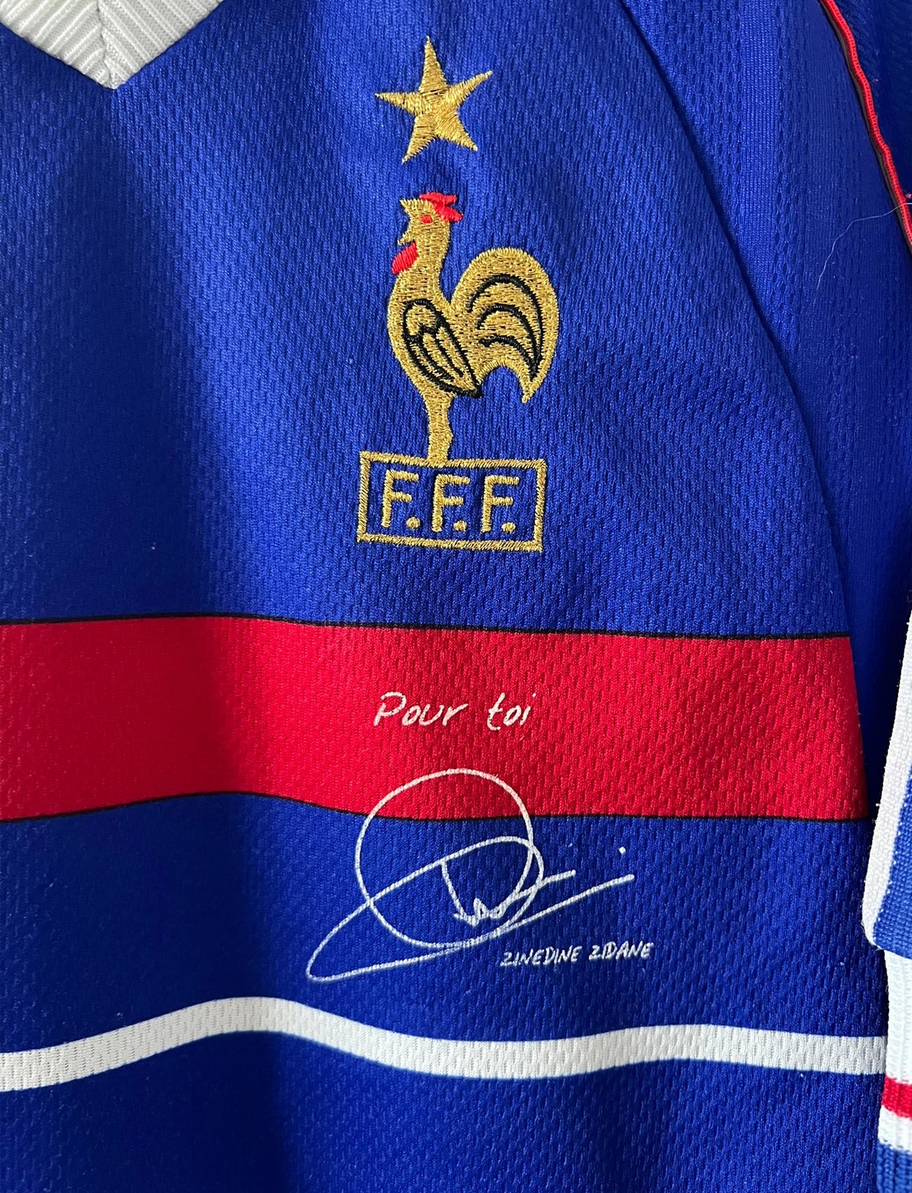 Maillot de foot vintage domicile bleu de l'équipe de france 1998. On peut retrouver l'équipementier Adidas. Le maillot est floqué du numéro 10 Zinedine Zidane. Il s'agit d'un maillot authentique d'époque.