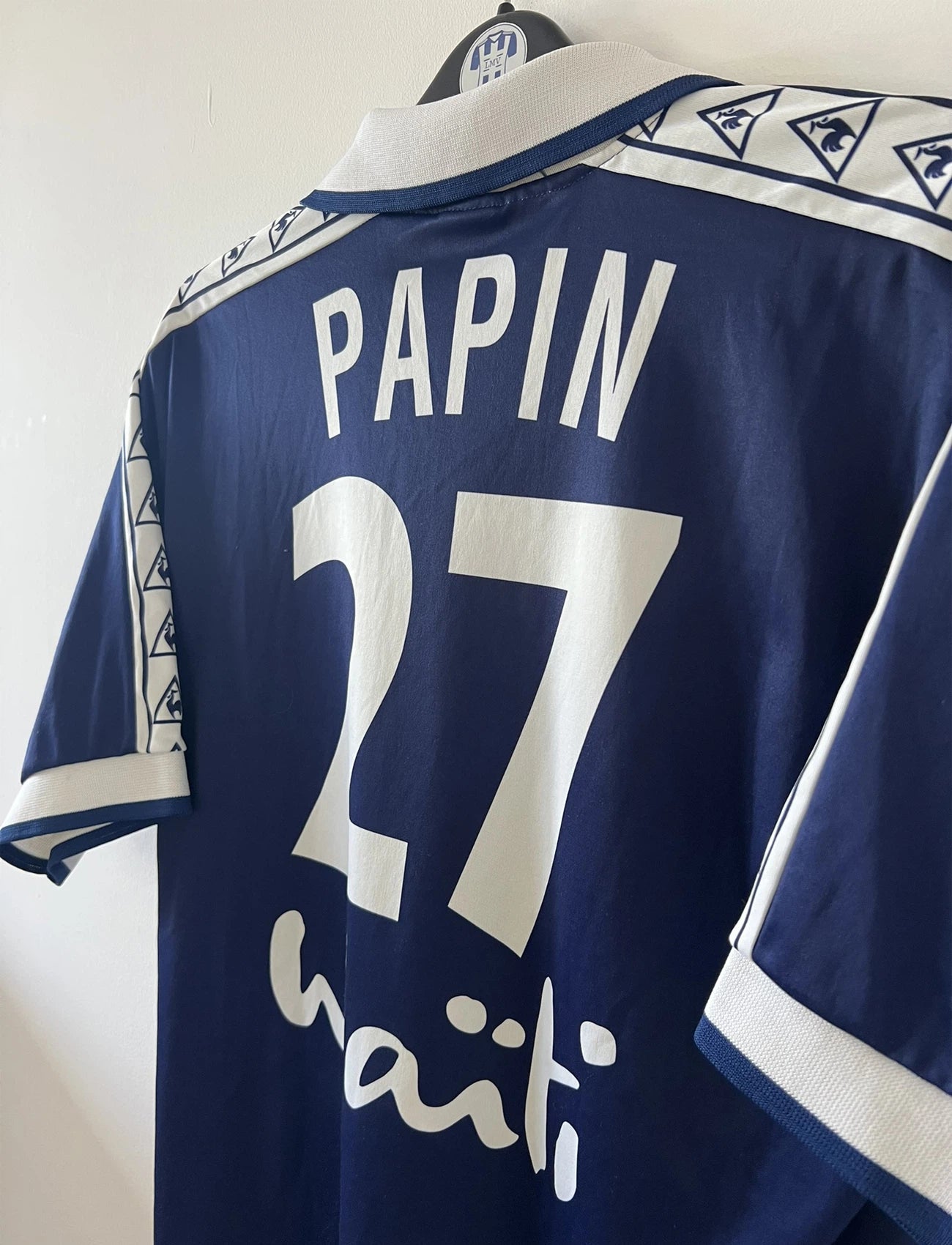 Maillot de foot vintage domicile bleu et blanc des girondins de bordeaux de la saison 1996/1997. On peut retrouver l'équipementier Le Coq Sportif et le sponsor Waïti. Le maillot est floqué du numéro 27 Papin. Il s'agit d'un maillot authentique d'époque.