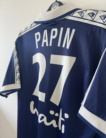 Maillot de foot vintage domicile bleu et blanc des girondins de bordeaux de la saison 1996/1997. On peut retrouver l'équipementier Le Coq Sportif et le sponsor Waïti. Le maillot est floqué du numéro 27 Papin. Il s'agit d'un maillot authentique d'époque.