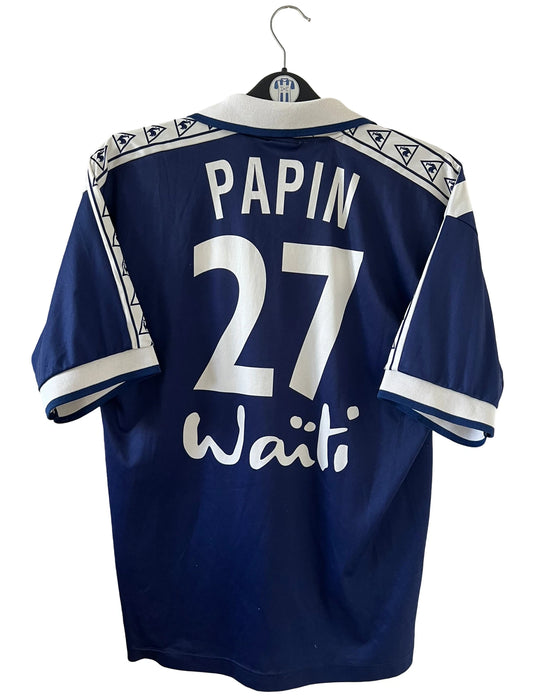 Maillot de foot vintage domicile bleu et blanc des girondins de bordeaux de la saison 1996/1997. On peut retrouver l'équipementier Le Coq Sportif et le sponsor Waïti. Le maillot est floqué du numéro 27 Papin. Il s'agit d'un maillot authentique d'époque.