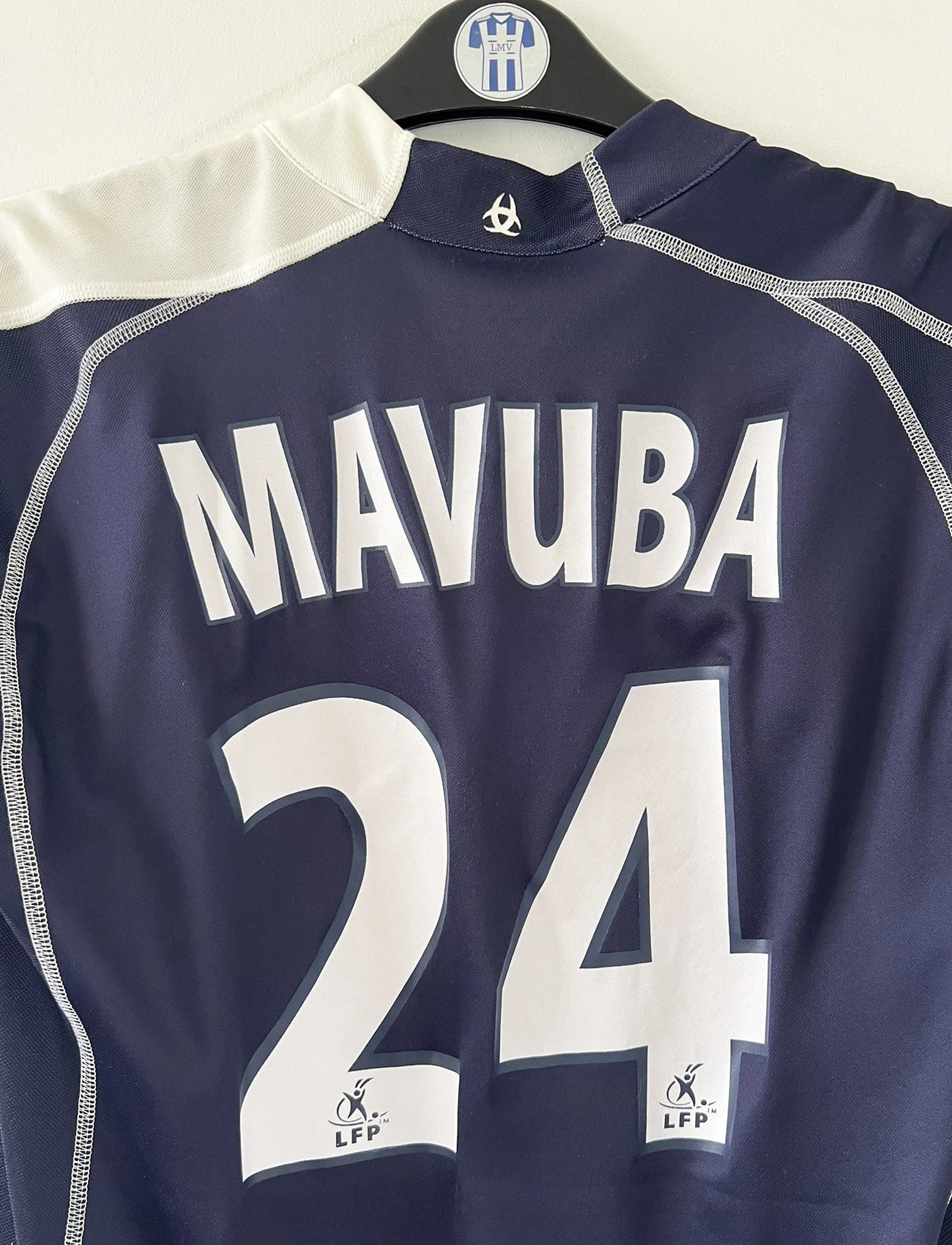 Maillot de foot vintage domicile bleu des Girondins de Bordeaux de la saison 2004-2005. On peut retrouver l'équipementier Puma et le sponsor Motorola. Le maillot est floqué du numéro 24 Mavuba. Il s'agit d'un maillot authentique d'époque.