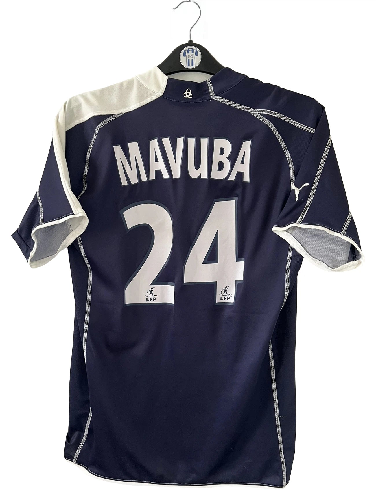 Maillot de foot vintage domicile bleu des Girondins de Bordeaux de la saison 2004-2005. On peut retrouver l'équipementier Puma et le sponsor Motorola. Le maillot est floqué du numéro 24 Mavuba. Il s'agit d'un maillot authentique d'époque.