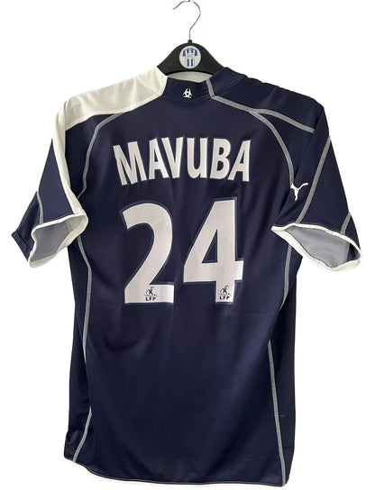 Maillot de foot vintage domicile bleu des Girondins de Bordeaux de la saison 2004-2005. On peut retrouver l'équipementier Puma et le sponsor Motorola. Le maillot est floqué du numéro 24 Mavuba. Il s'agit d'un maillot authentique d'époque.