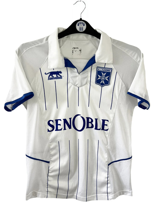 Maillot de foot vintage domicile blanc de l'AJ Auxerre de la saison 2010-2011. On peut retrouver l'équipementier airness et le sponsor senoble. Il s'agit d'un maillot authentique d'éppoque.