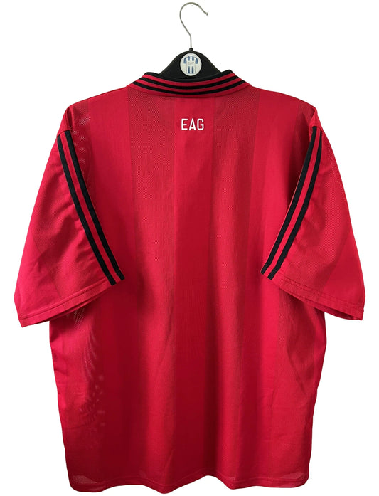 Maillot de foot vintage domicile rouge de Guingamp 1996/1997. On peut retrouver l'équipementier Adidas et le sponsor Fromages Rippoz. Il s'agit d'un maillot authentique d'époque.