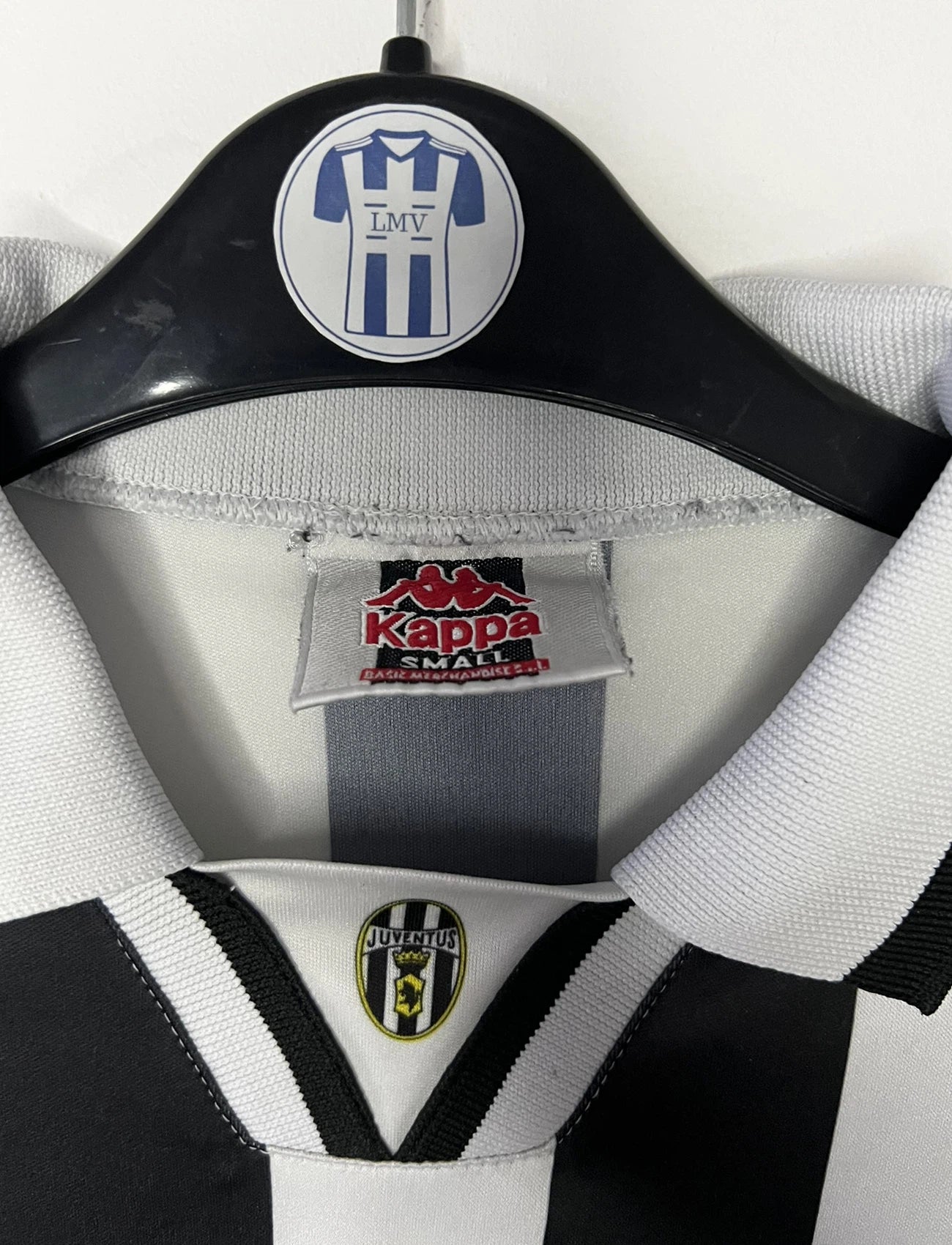 Maillot de foot vintage domicile blanc et noir de la Juventus de la saison 1994/1995. On peut retrouver l'équipementier Kappa et le sponsor Danone. Il s'agit d'un maillot authentique d'époque.