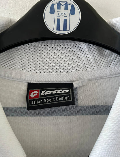 Maillot de foot vintage domicile noir et blanc de la juventus de la saison 2001/002. On peut retrouver l'équipementier Lotto et le sponsor TU Mobile. Il s'agit d'un maillot authentique d'époque, issu du stock pro de la juventus en version Ligue des Champions