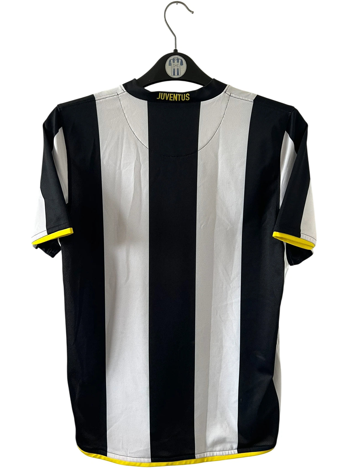 Maillot de foot vintage domicile blanc et noir de la Juventus 2008/2009. On peut retrouver l'équipementier Nike et le sponsor New Holland. Il s'agit d'un maillot authentique d'époque.