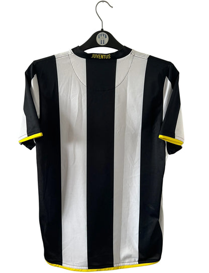 Maillot de foot vintage domicile blanc et noir de la Juventus 2008/2009. On peut retrouver l'équipementier Nike et le sponsor New Holland. Il s'agit d'un maillot authentique d'époque.