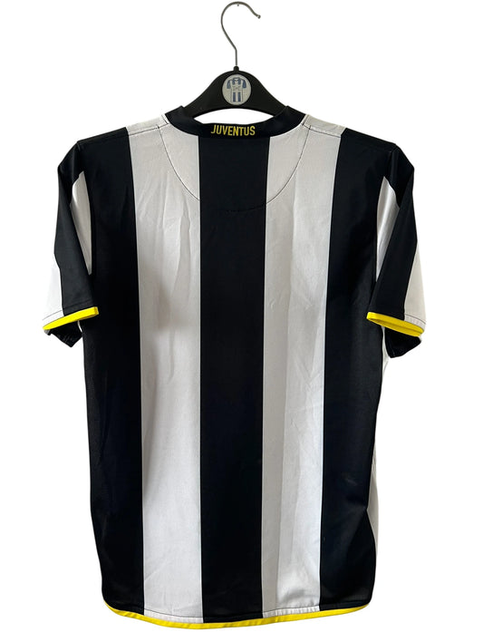 Maillot de foot vintage domicile blanc et noir de la Juventus 2008/2009. On peut retrouver l'équipementier Nike et le sponsor New Holland. Il s'agit d'un maillot authentique d'époque.