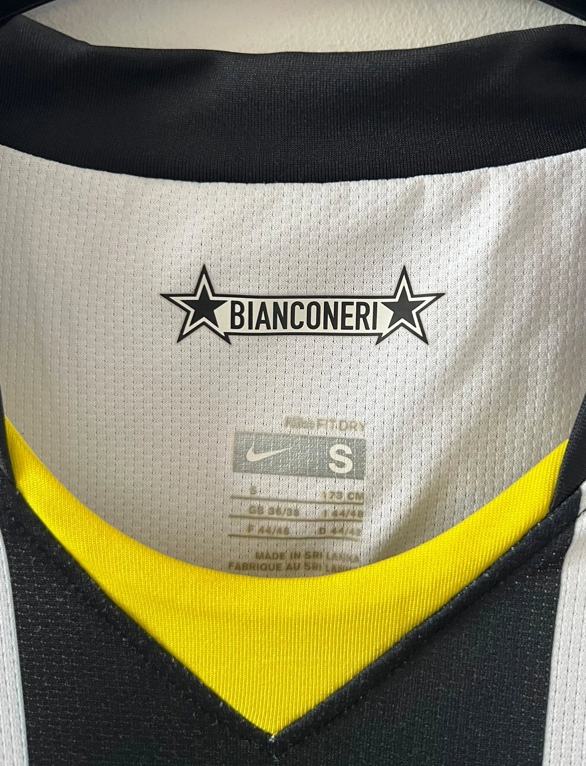 Maillot de foot vintage domicile blanc et noir de la Juventus 2008/2009. On peut retrouver l'équipementier Nike et le sponsor New Holland. Il s'agit d'un maillot authentique d'époque.