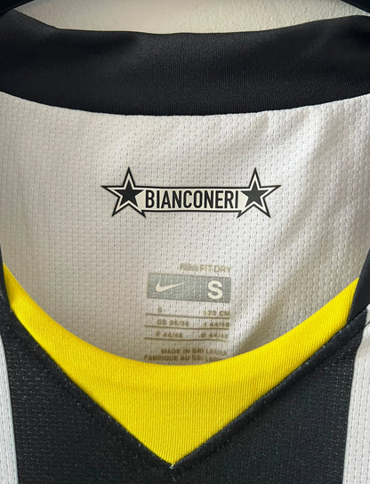 Maillot de foot vintage domicile blanc et noir de la Juventus 2008/2009. On peut retrouver l'équipementier Nike et le sponsor New Holland. Il s'agit d'un maillot authentique d'époque.