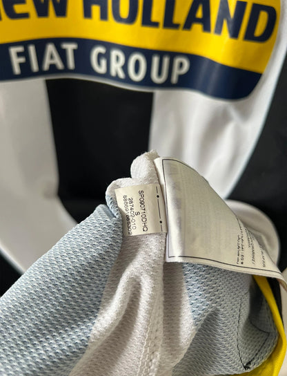 Maillot de foot vintage domicile blanc et noir de la Juventus 2008/2009. On peut retrouver l'équipementier Nike et le sponsor New Holland. Il s'agit d'un maillot authentique d'époque.