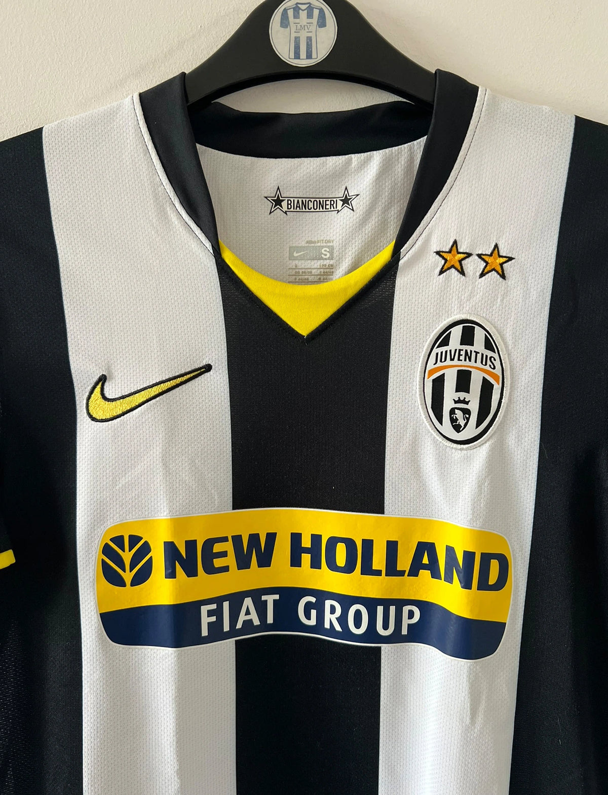 Maillot de foot vintage domicile blanc et noir de la Juventus 2008/2009. On peut retrouver l'équipementier Nike et le sponsor New Holland. Il s'agit d'un maillot authentique d'époque.