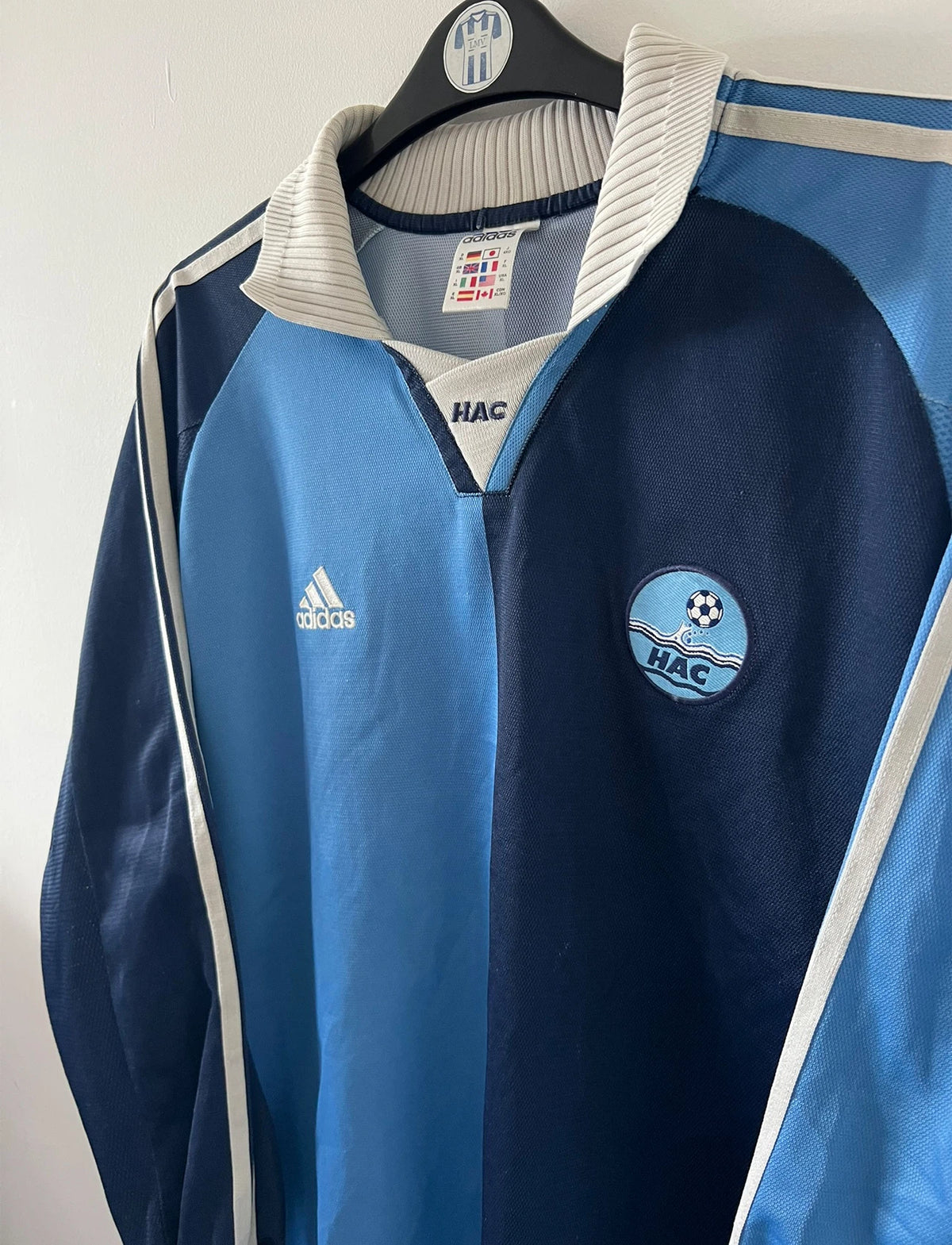 Maillot de foot vintage domicile bleu du Havre de la saison 2000/2002. On peut retrouver l'équipementier Adidas. Il s'agit d'un maillot issu du stock pro, authentique d'époque. 