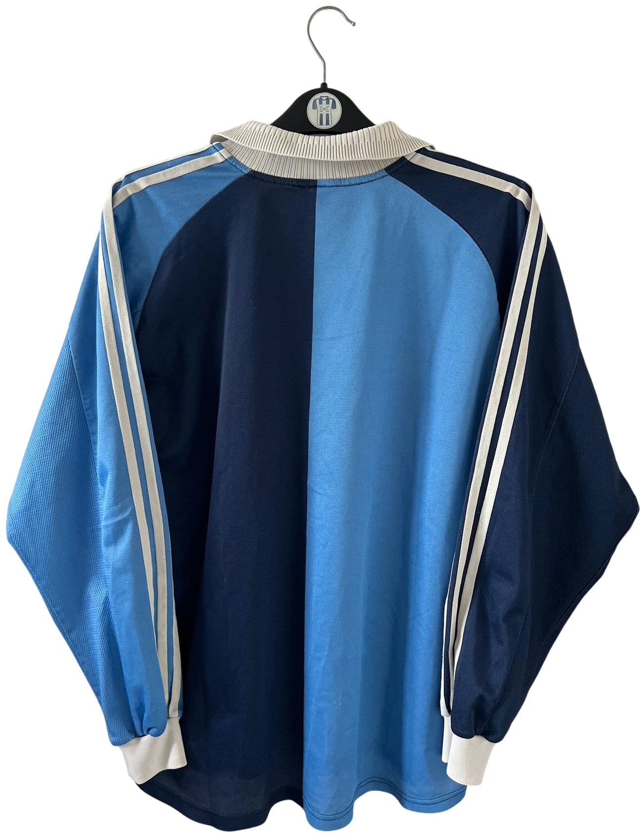 Maillot de foot vintage domicile bleu du Havre de la saison 2000/2002. On peut retrouver l'équipementier Adidas. Il s'agit d'un maillot issu du stock pro, authentique d'époque. 