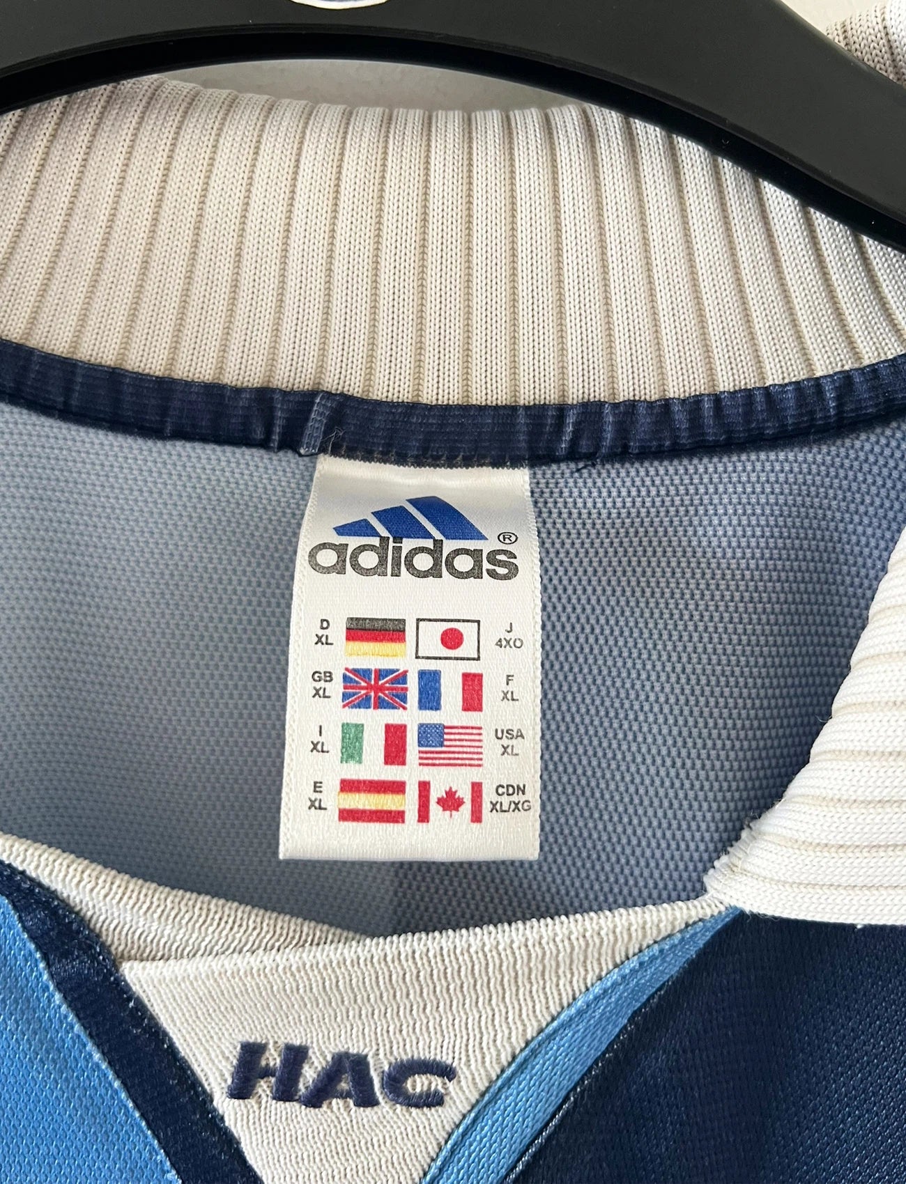 Maillot de foot vintage domicile bleu du Havre de la saison 2000/2002. On peut retrouver l'équipementier Adidas. Il s'agit d'un maillot issu du stock pro, authentique d'époque. 