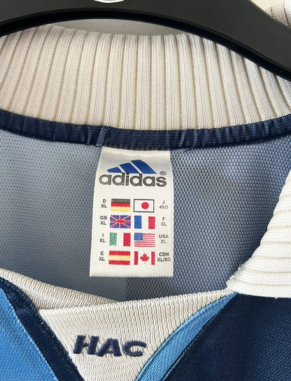 Maillot de foot vintage domicile bleu du Havre de la saison 2000/2002. On peut retrouver l'équipementier Adidas. Il s'agit d'un maillot issu du stock pro, authentique d'époque. 