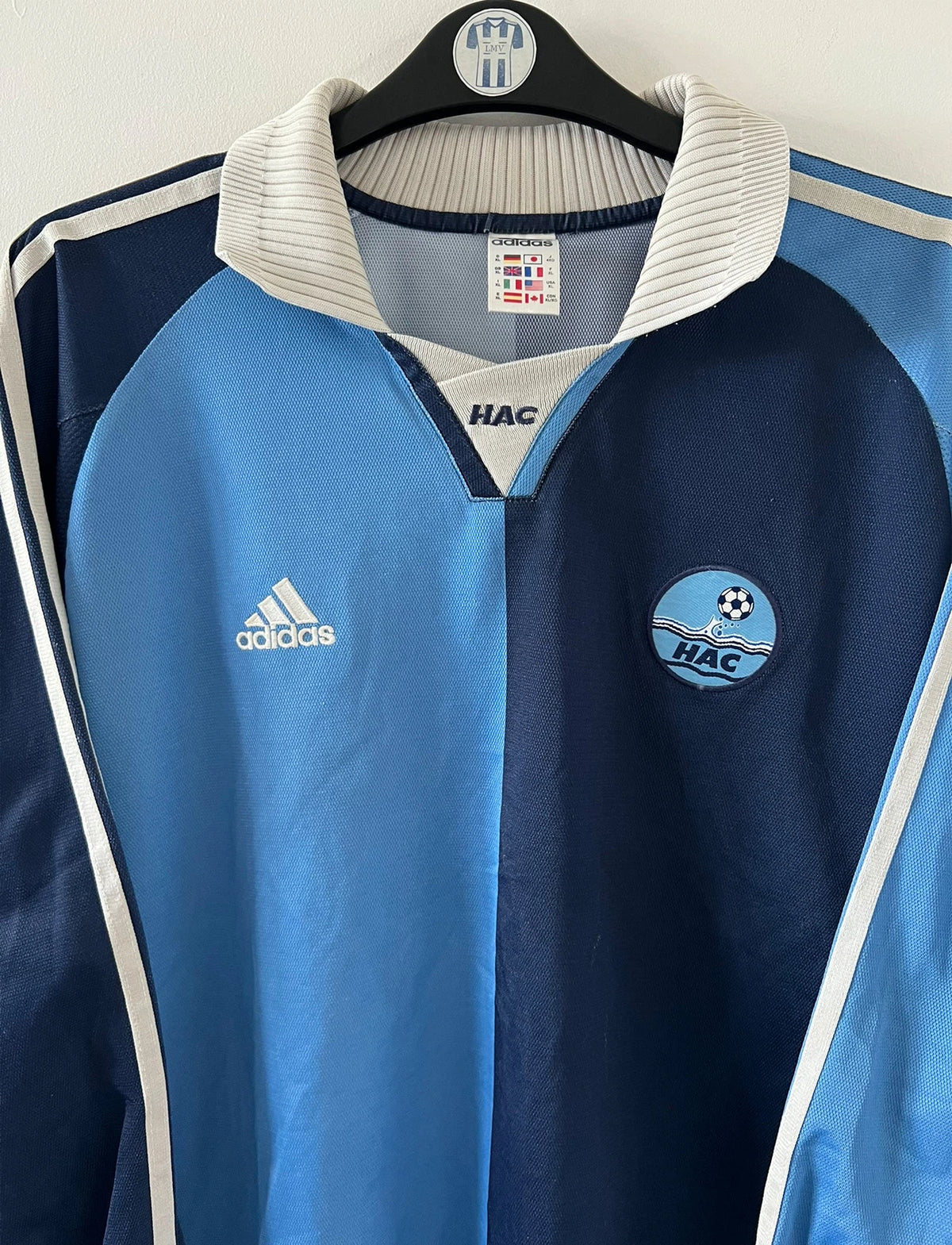 Maillot de foot vintage domicile bleu du Havre de la saison 2000/2002. On peut retrouver l'équipementier Adidas. Il s'agit d'un maillot issu du stock pro, authentique d'époque. 