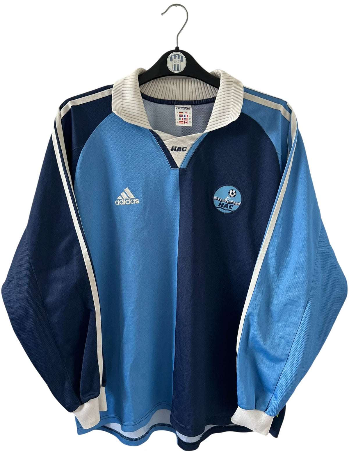 Maillot de foot vintage domicile bleu du Havre de la saison 2000/2002. On peut retrouver l'équipementier Adidas. Il s'agit d'un maillot issu du stock pro, authentique d'époque. 
