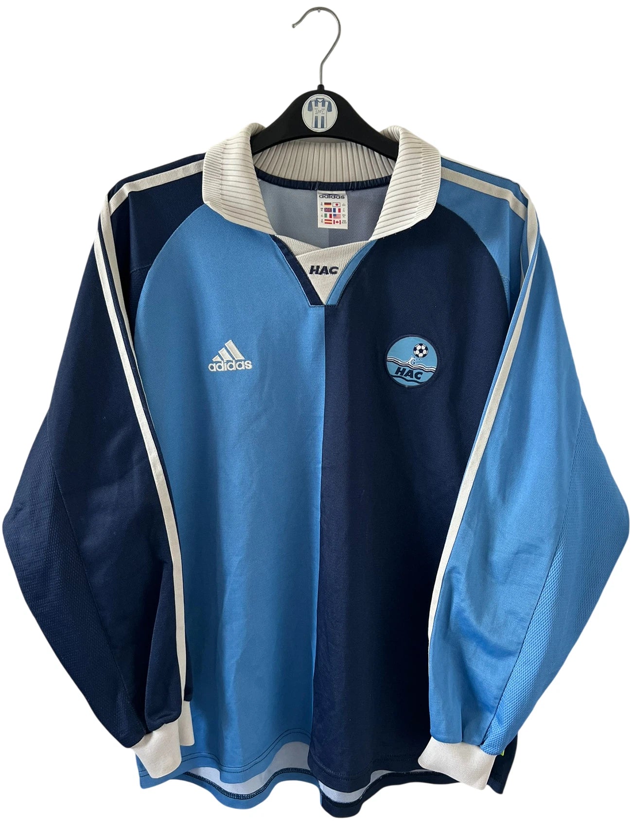 Maillot de foot vintage domicile bleu du Havre de la saison 2000/2002. On peut retrouver l'équipementier Adidas. Il s'agit d'un maillot issu du stock pro, authentique d'époque. 