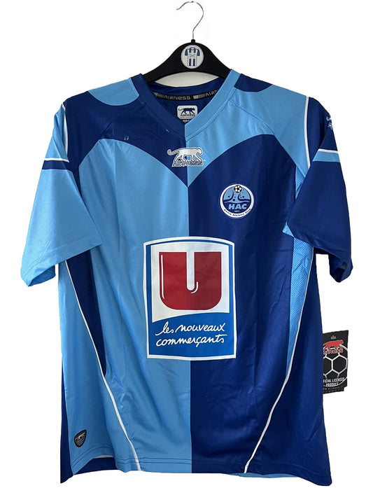 Maillot de foot vintage domicile bleu du Havre de la saison 2008-2009. On peut retrouver l'équipementier Airness et le sponsor Super U. Il s'agit d'un maillot authentique d'époque.