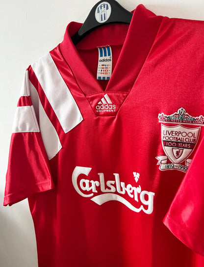 Maillot de foot vintage domicile rouge de liverpool 1992/1993. On peut retrouver l'équipementier Adidas et le sponsor Carlsberg. Il s'agit d'un maillot authentique d'époque.