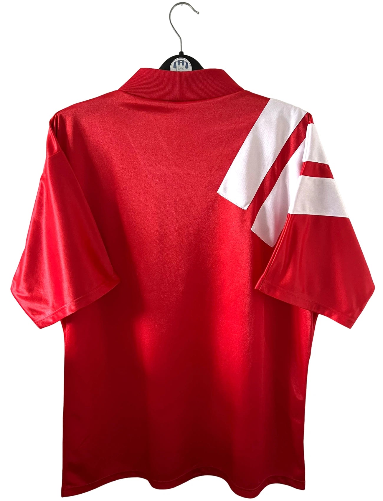 Maillot de foot vintage domicile rouge de liverpool 1992/1993. On peut retrouver l'équipementier Adidas et le sponsor Carlsberg. Il s'agit d'un maillot authentique d'époque.