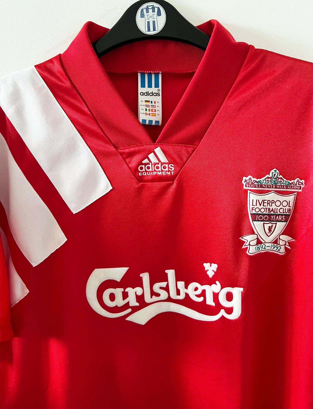 Maillot de foot vintage domicile rouge de liverpool 1992/1993. On peut retrouver l'équipementier Adidas et le sponsor Carlsberg. Il s'agit d'un maillot authentique d'époque.
