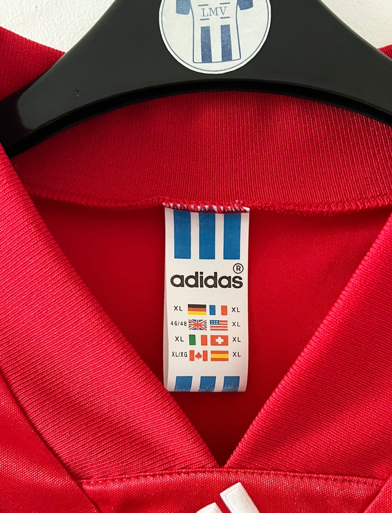 Maillot de foot vintage domicile rouge de liverpool 1992/1993. On peut retrouver l'équipementier Adidas et le sponsor Carlsberg. Il s'agit d'un maillot authentique d'époque.