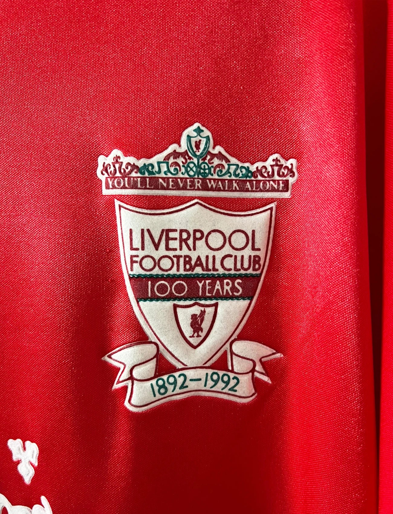Maillot de foot vintage domicile rouge de liverpool 1992/1993. On peut retrouver l'équipementier Adidas et le sponsor Carlsberg. Il s'agit d'un maillot authentique d'époque.