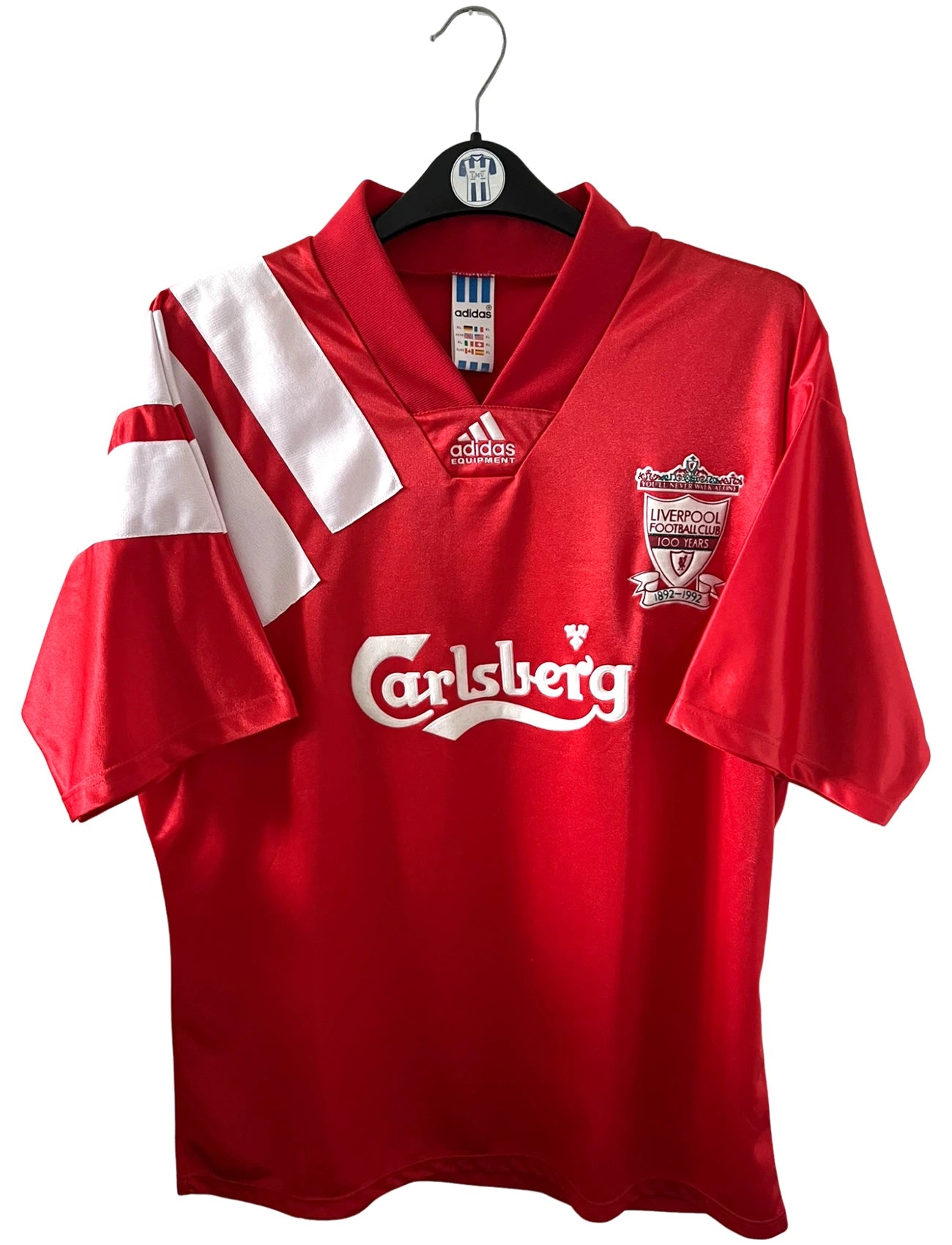 Maillot de foot vintage domicile rouge de liverpool 1992/1993. On peut retrouver l'équipementier Adidas et le sponsor Carlsberg. Il s'agit d'un maillot authentique d'époque.