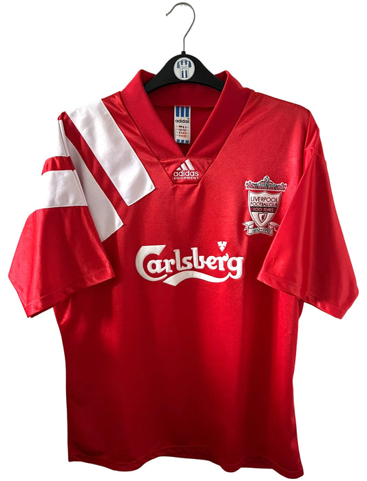 Maillot de foot vintage domicile rouge de liverpool 1992/1993. On peut retrouver l'équipementier Adidas et le sponsor Carlsberg. Il s'agit d'un maillot authentique d'époque.