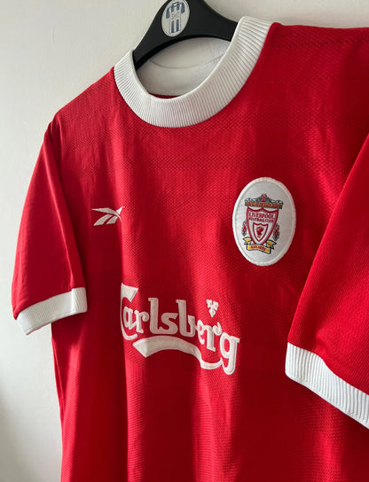 Maillot de foot vintage domicile rouge et blanc de liverpool de la saison 1998/2000. On peut retrouver l'équipementier Reebok et le sponsor Carlsberg. Le maillot est floqué du numéro 10 Michael Owen. Il s'agit d'un maillot authentique d'époque.