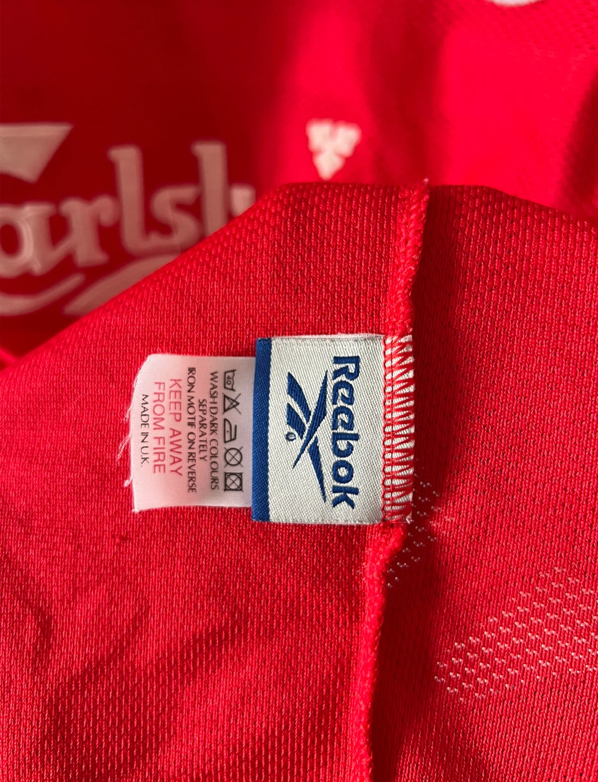 Maillot de foot vintage domicile rouge et blanc de liverpool de la saison 1998/2000. On peut retrouver l'équipementier Reebok et le sponsor Carlsberg. Le maillot est floqué du numéro 10 Michael Owen. Il s'agit d'un maillot authentique d'époque.