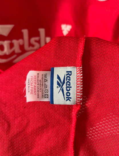 Maillot de foot vintage domicile rouge et blanc de liverpool de la saison 1998/2000. On peut retrouver l'équipementier Reebok et le sponsor Carlsberg. Le maillot est floqué du numéro 10 Michael Owen. Il s'agit d'un maillot authentique d'époque.