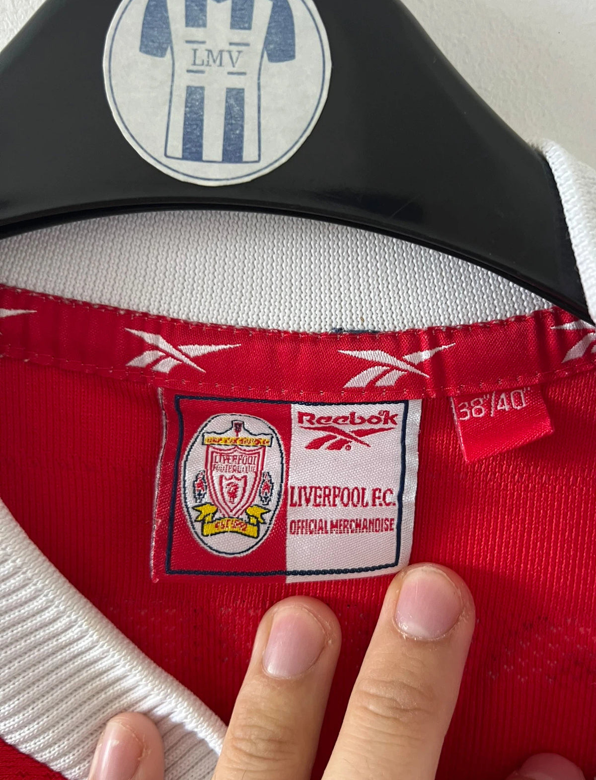 Maillot de foot vintage domicile rouge et blanc de liverpool de la saison 1998/2000. On peut retrouver l'équipementier Reebok et le sponsor Carlsberg. Le maillot est floqué du numéro 10 Michael Owen. Il s'agit d'un maillot authentique d'époque.